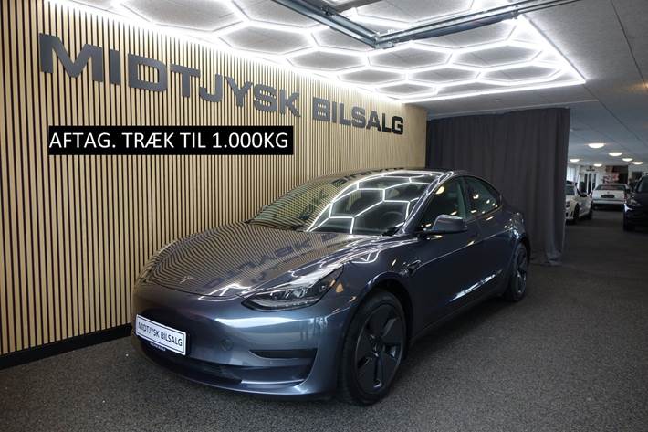 Grå Tesla Model 3 fra 2022