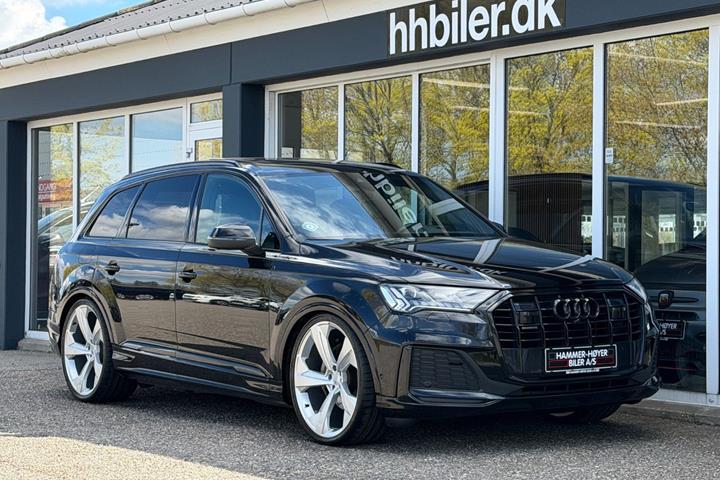 Gul Audi Q7 fra 2020 set udefra