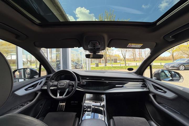 Gul Audi Q7 fra 2020