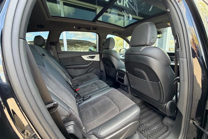 Gul Audi Q7 fra 2020