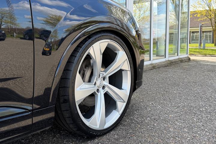 Gul Audi Q7 fra 2020