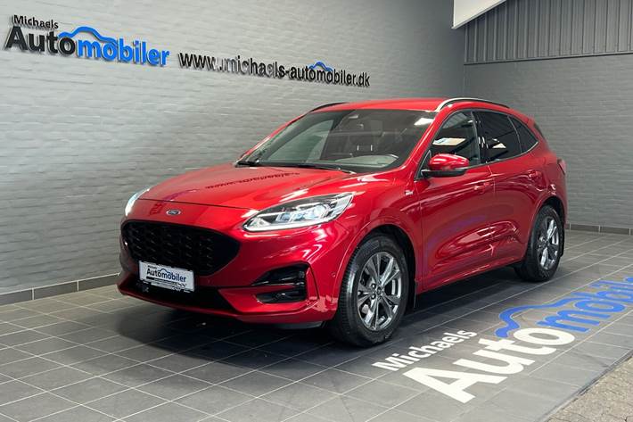 Rød Ford Kuga fra 2021 set udefra