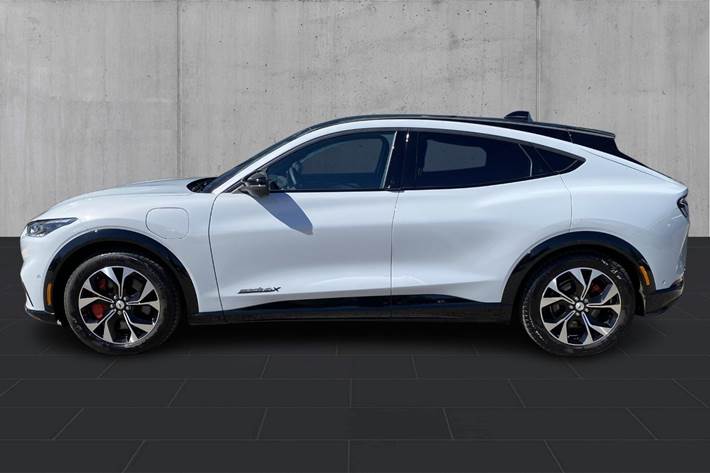 Hvid Ford Mustang Mach-E fra 2023