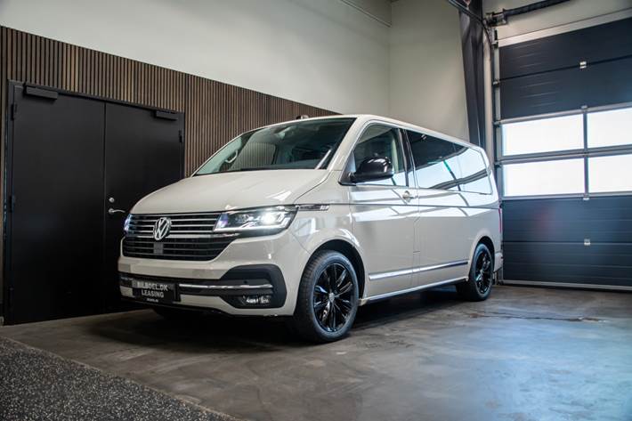 Grå VW Multivan fra 2021