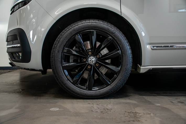 Grå VW Multivan fra 2021