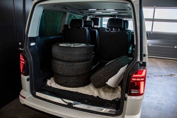 Grå VW Multivan fra 2021