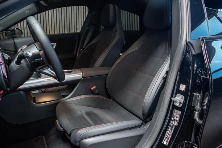 Sort Mercedes CLA250+ fra 2025