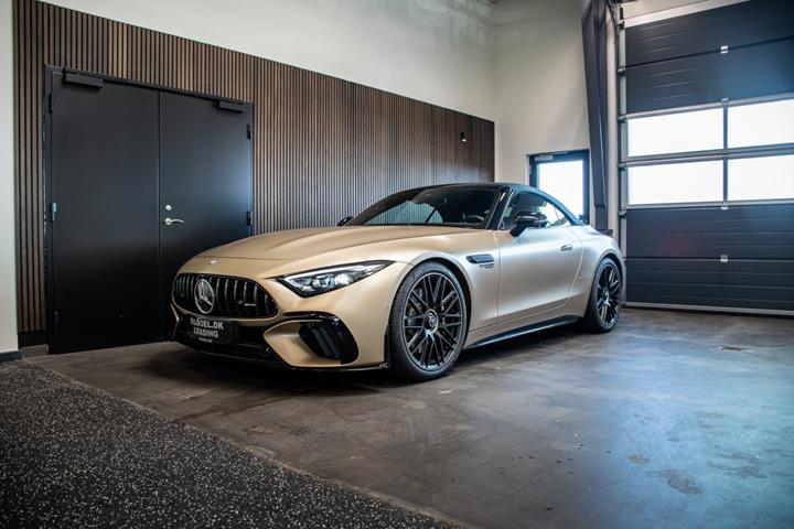 Gul Mercedes SL63 fra 2025