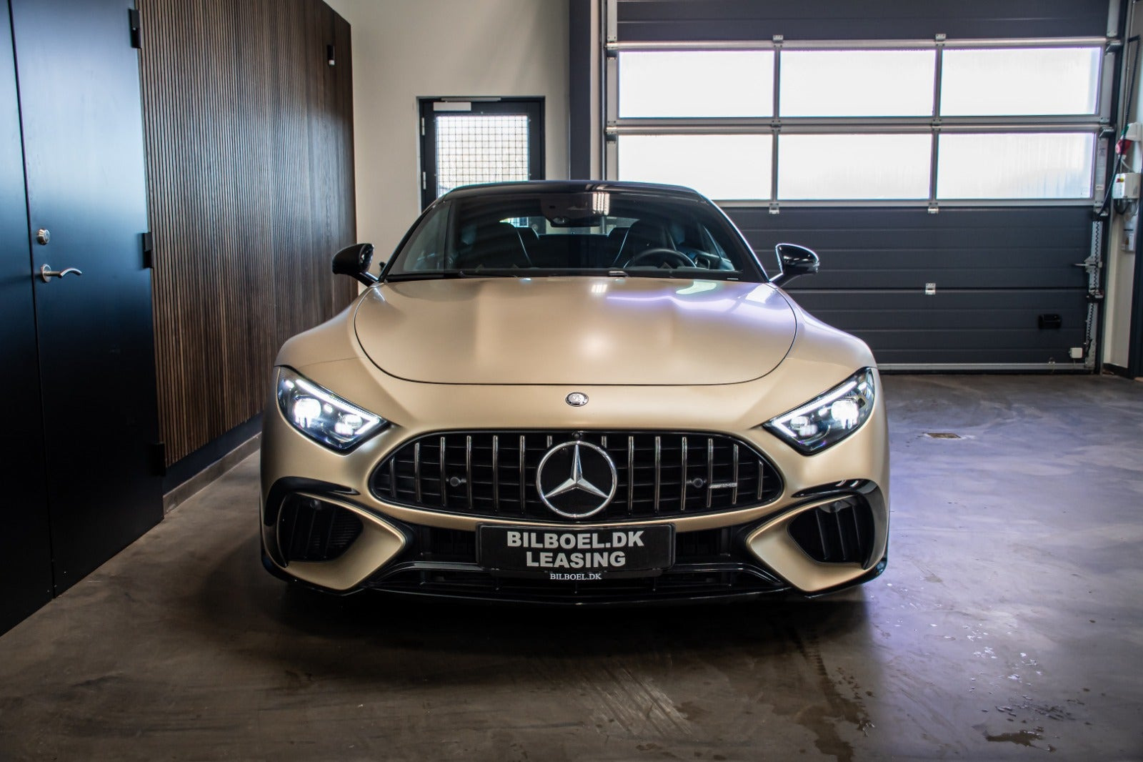 Gul Mercedes SL63 fra 2025
