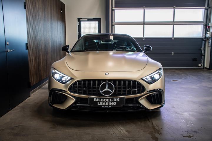 Gul Mercedes SL63 fra 2025