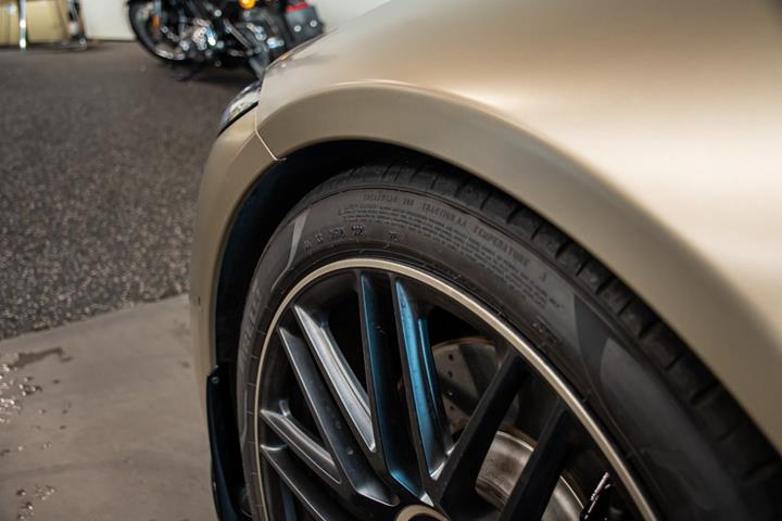 Gul Mercedes SL63 fra 2025