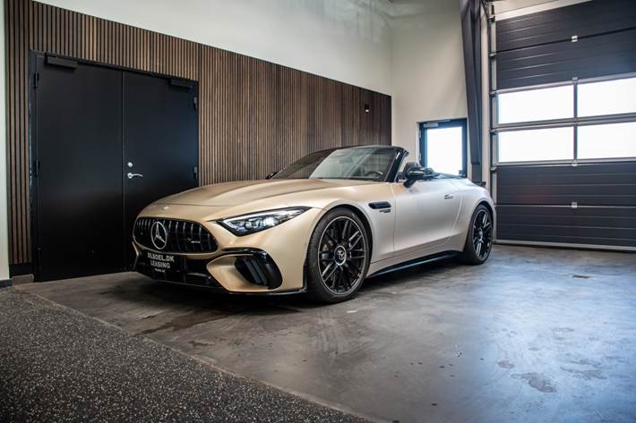 Gul Mercedes SL63 fra 2025