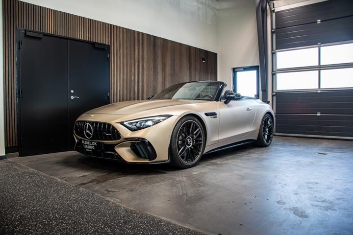 Gul Mercedes SL63 fra 2025