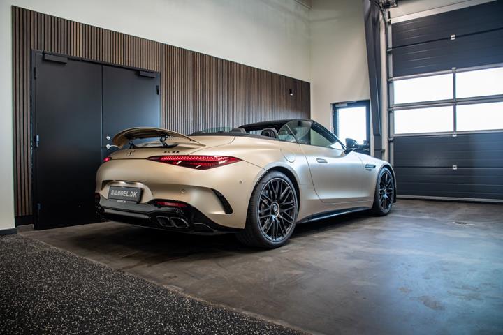Gul Mercedes SL63 fra 2025