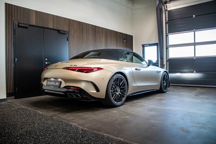 Gul Mercedes SL63 fra 2025
