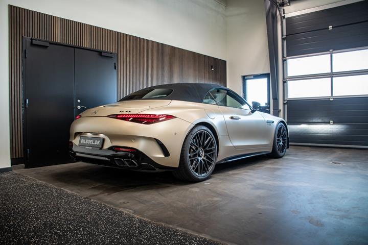 Gul Mercedes SL63 fra 2025