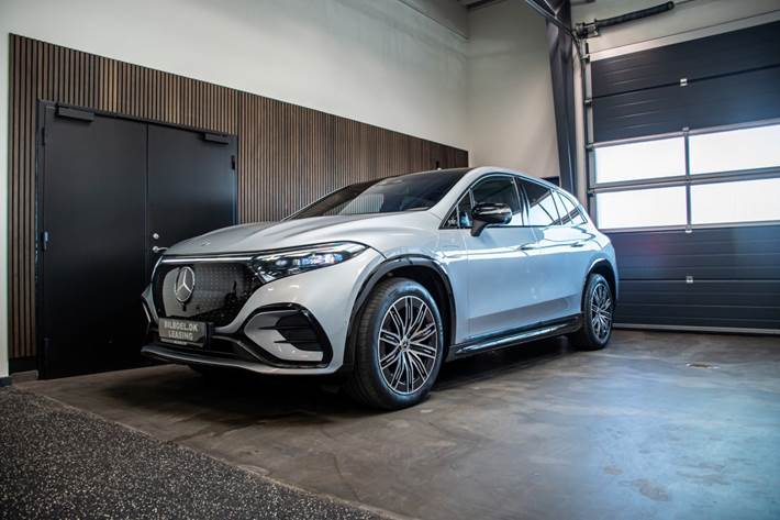 Sølv Mercedes EQS580 SUV fra 2023