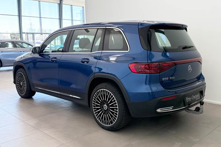 Blå Mercedes EQB300 fra 2025