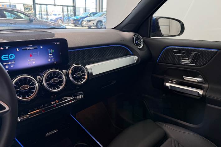 Blå Mercedes EQB300 fra 2025