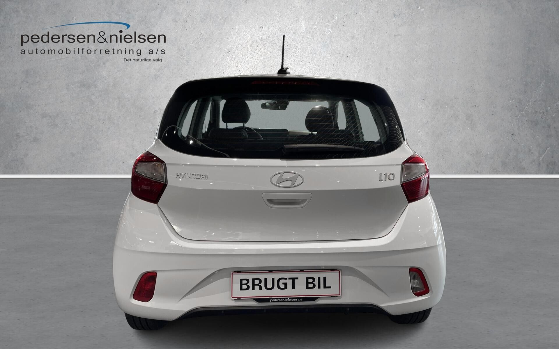 Hvid Hyundai i10 fra 2024 set udefra