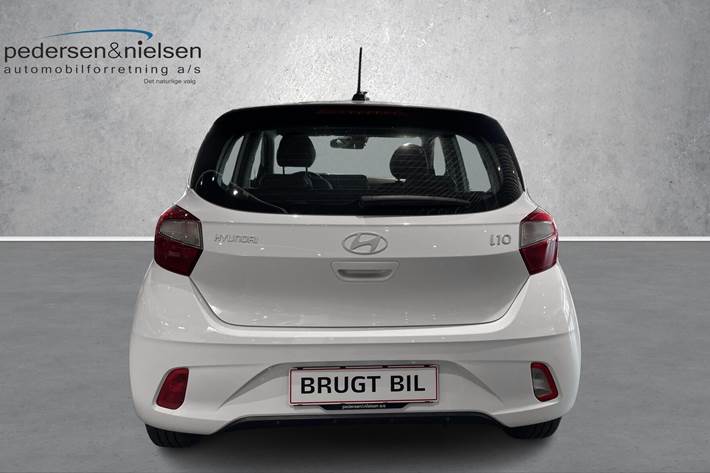 Hvid Hyundai i10 fra 2024 set udefra