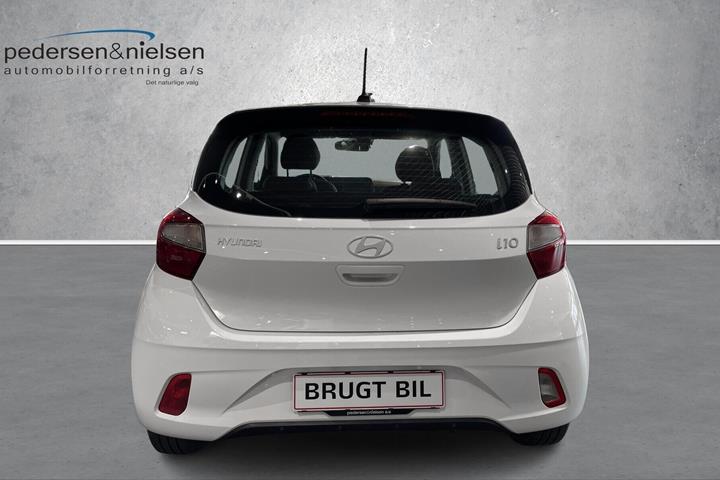 Hvid Hyundai i10 fra 2024 set udefra