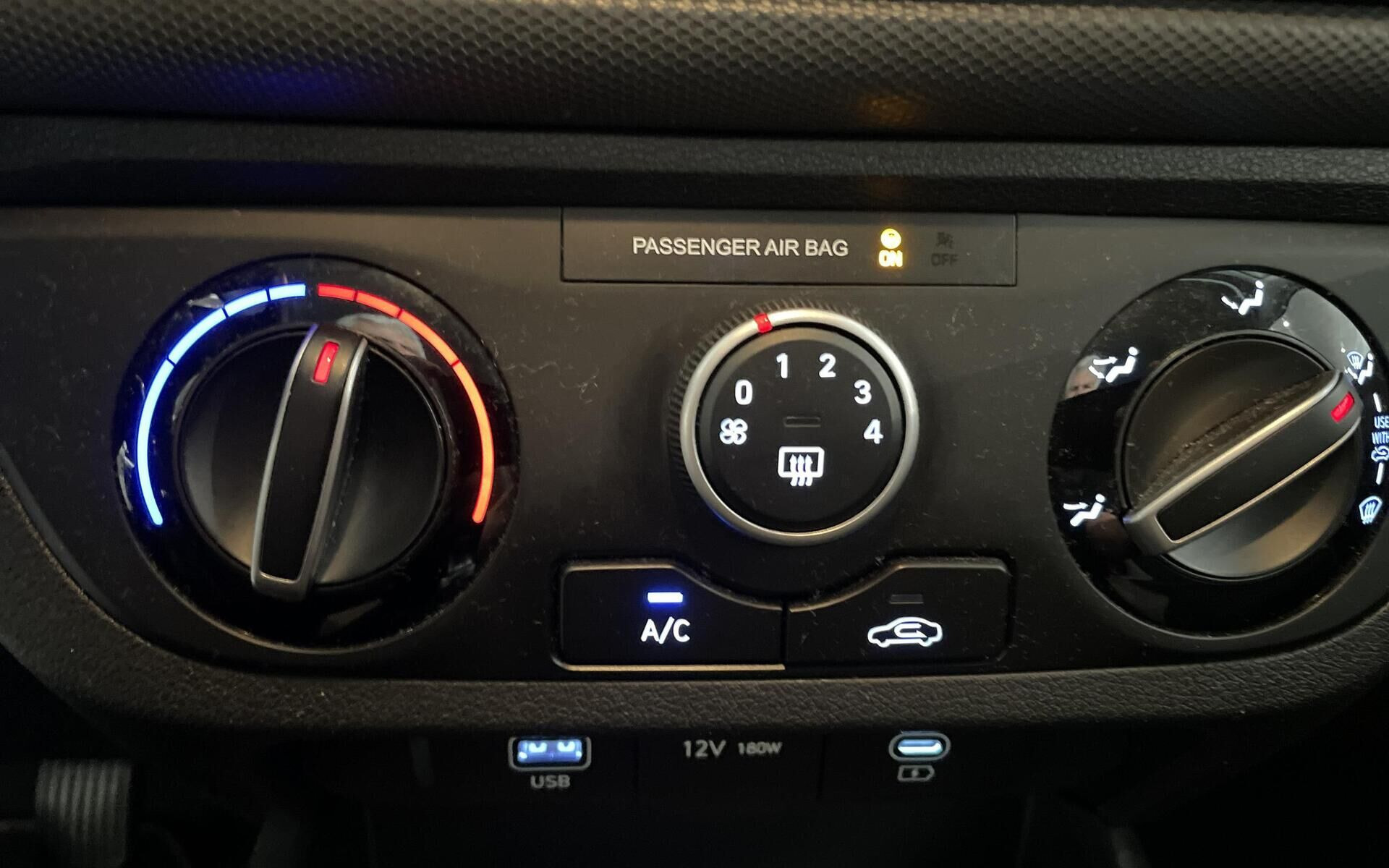 Hvid Hyundai i10 fra 2024