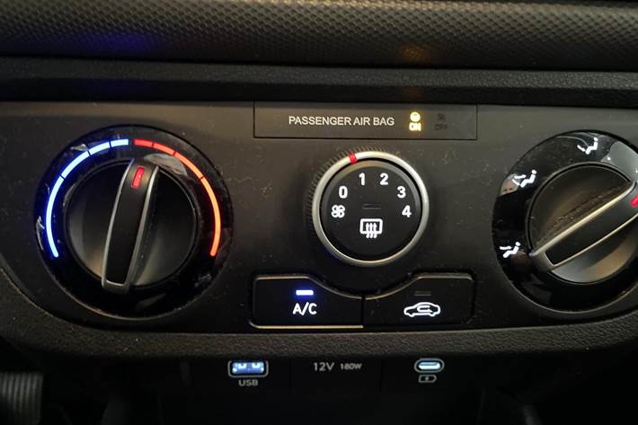 Hvid Hyundai i10 fra 2024