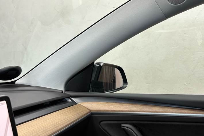 Sort Tesla Model Y fra 2022