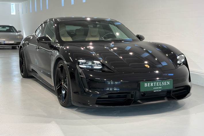 Sort Porsche Taycan Turbo fra 2020