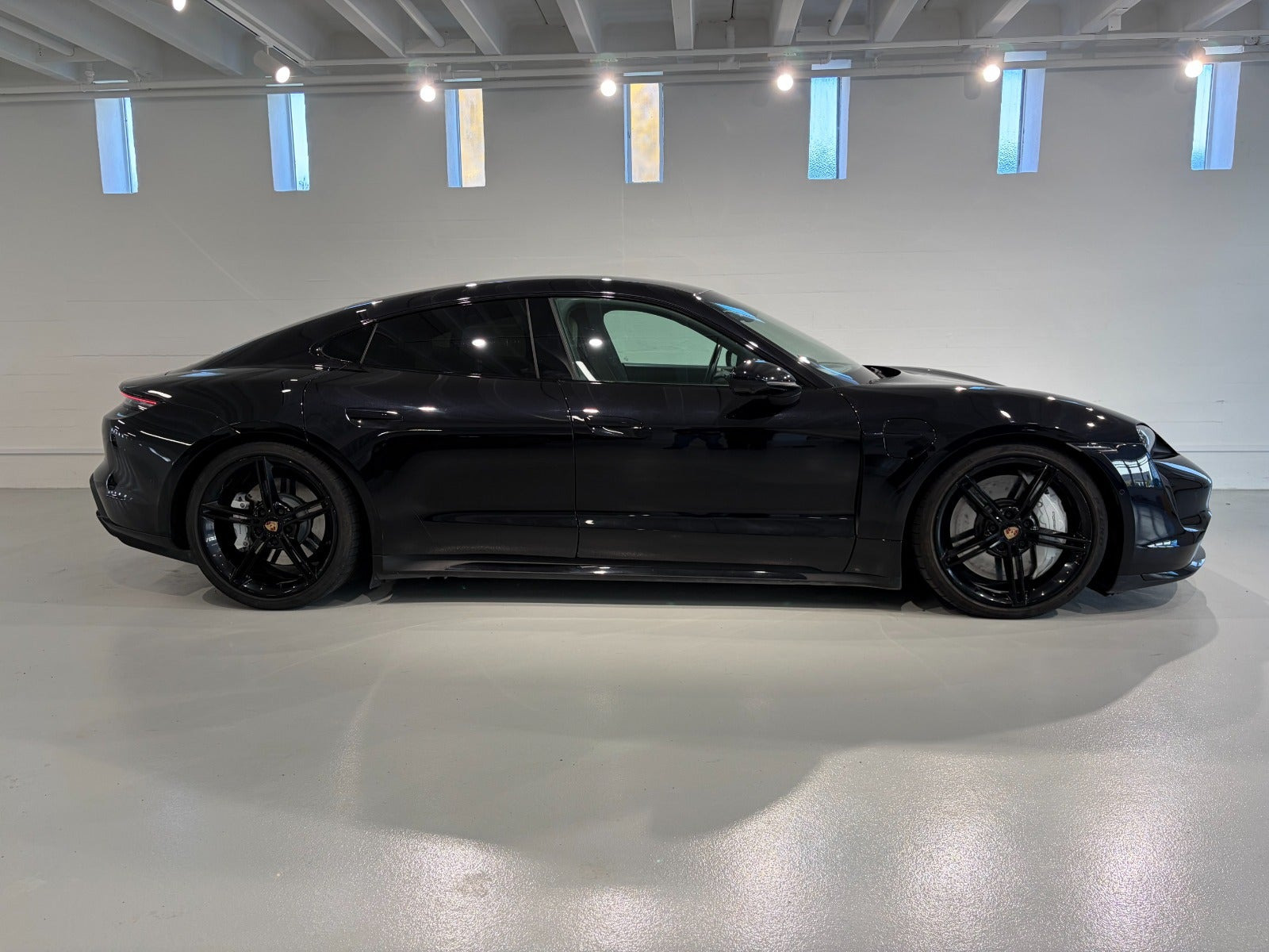 Sort Porsche Taycan Turbo fra 2020