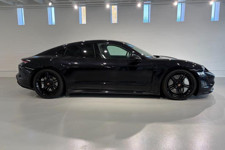 Sort Porsche Taycan Turbo fra 2020