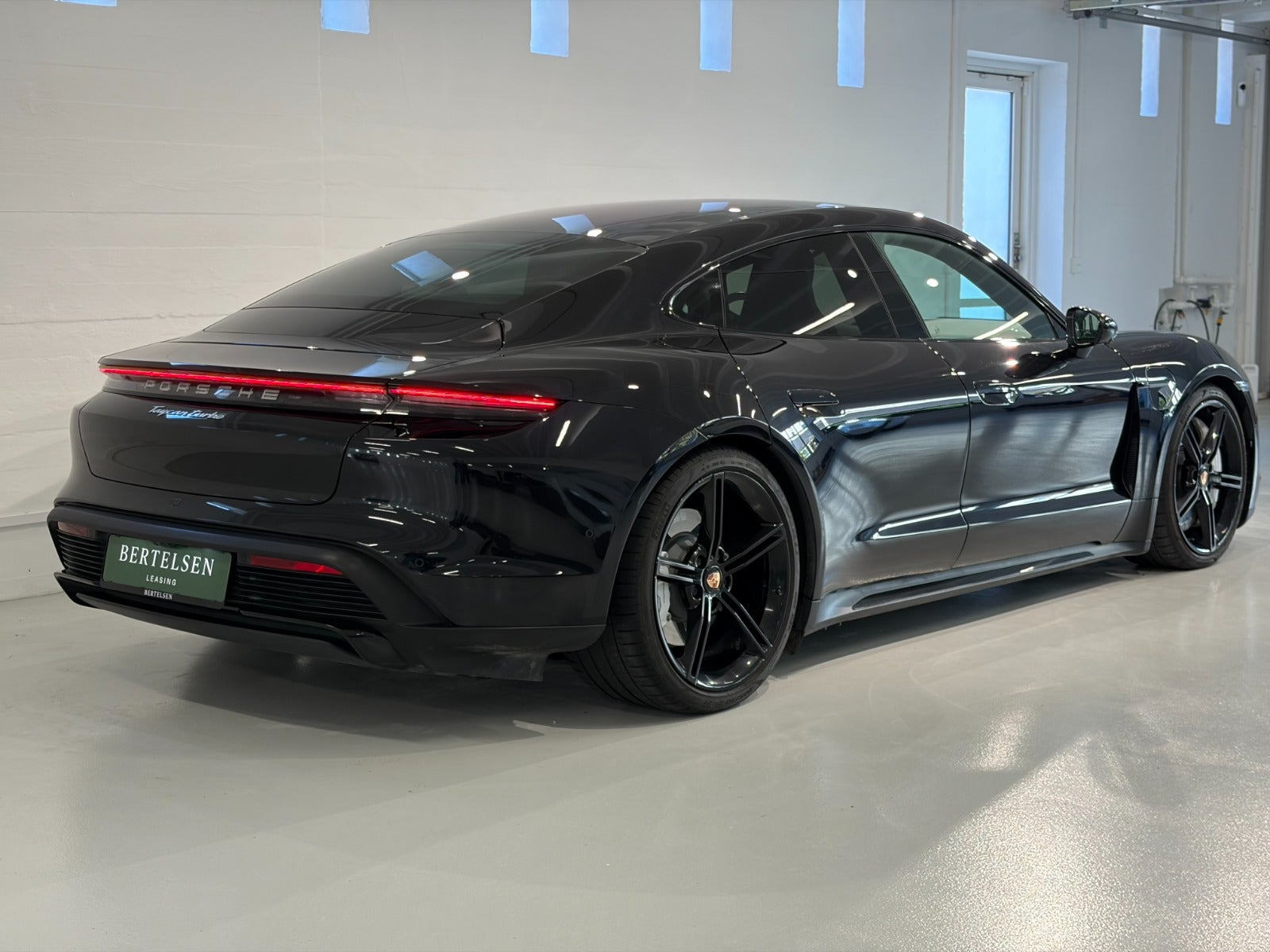 Sort Porsche Taycan Turbo fra 2020