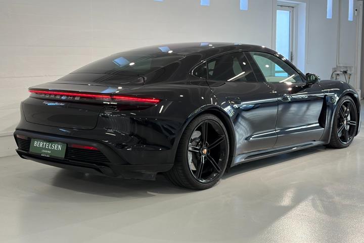 Sort Porsche Taycan Turbo fra 2020
