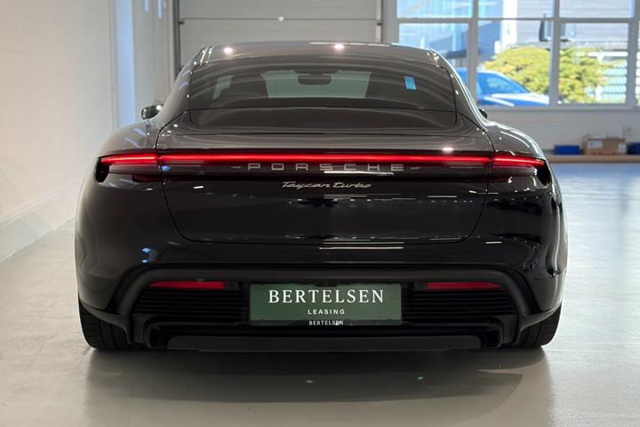 Sort Porsche Taycan Turbo fra 2020