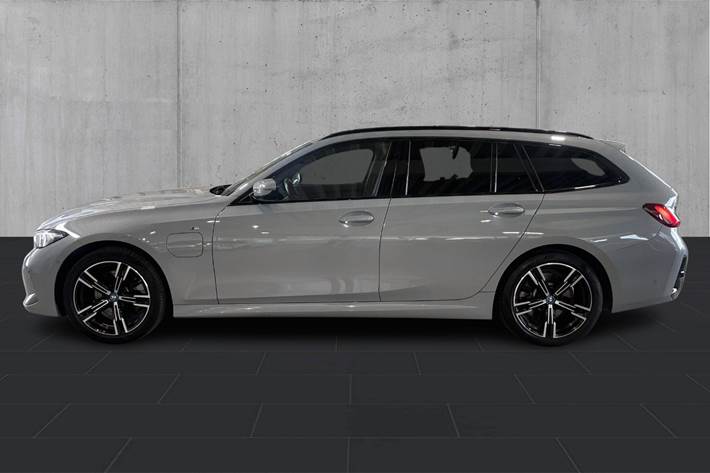 Sølv BMW 320e fra 2023