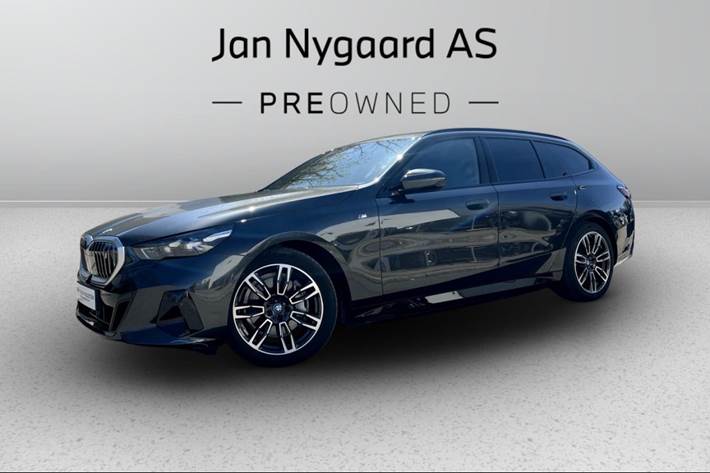 Grå BMW i5 fra 2025