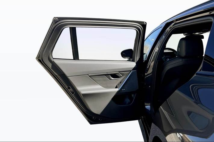 Grå BMW i5 fra 2025