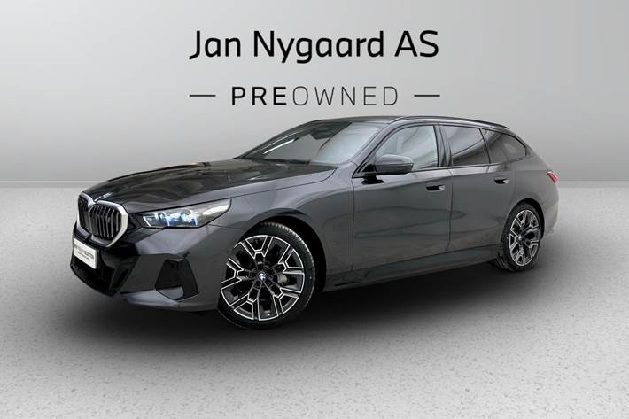 Grå BMW i5 fra 2025