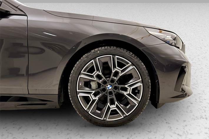 Grå BMW i5 fra 2025