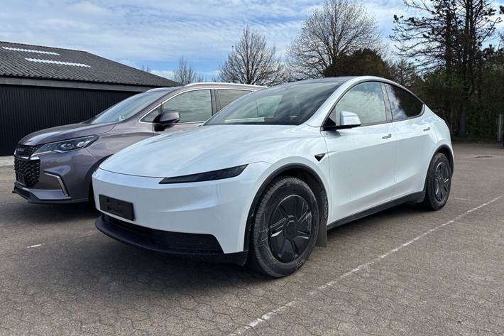 Hvid Tesla Model Y fra 2026