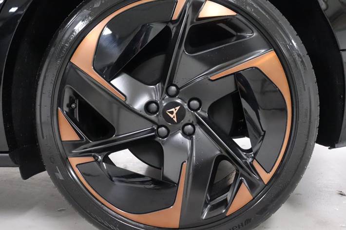 Blå Cupra Tavascan fra 2024