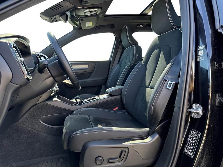 Volvo EX40 Extended Range Black Edition