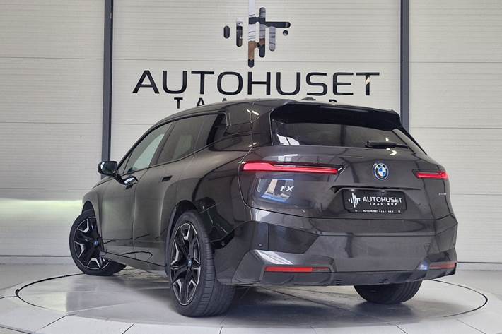 Grå BMW iX fra 2023