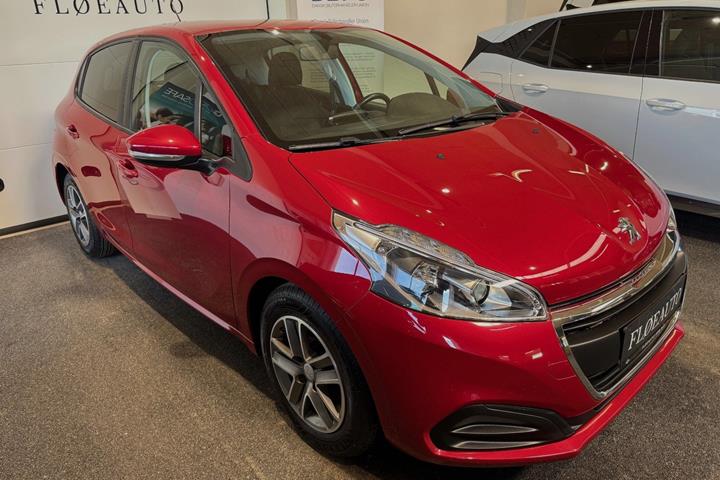 Grå Peugeot 208 fra 2018 set udefra