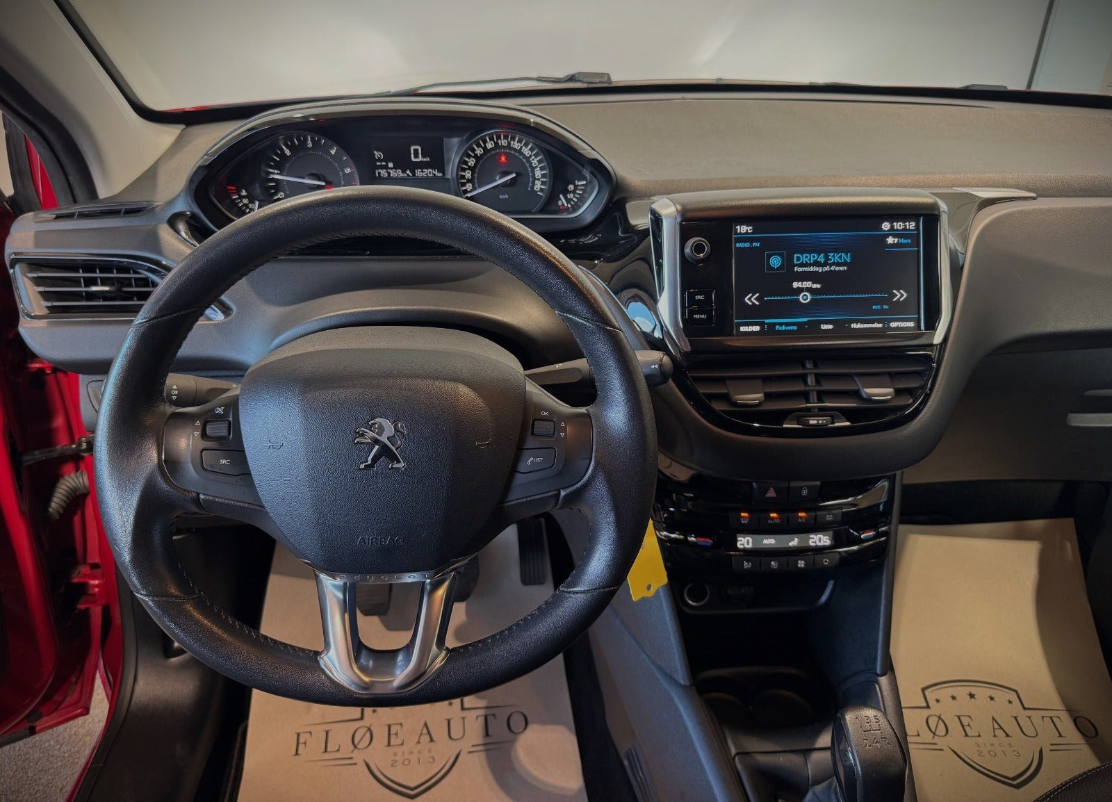 Grå Peugeot 208 fra 2018