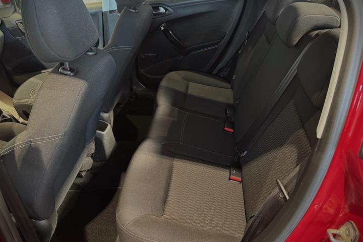 Grå Peugeot 208 fra 2018