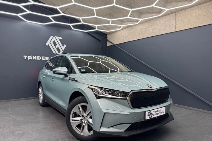 Sølv Skoda Enyaq fra 2023 set udefra