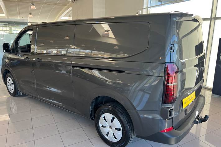 Grå VW Transporter fra 2025
