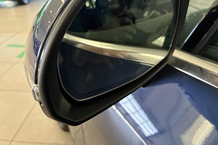 Blå Mercedes EQE300 fra 2025